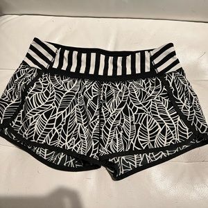 Lululemon speed shorts sz 6 great condition 4 in inseam